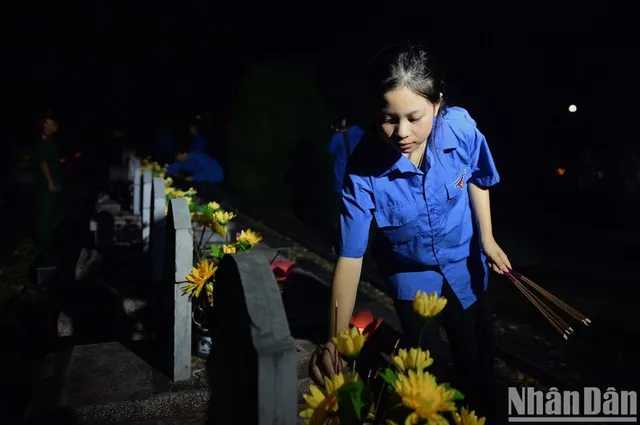 [In Pictures] Youth nationwide lights candles in commemoration of fallen soldiers and General Secretary Nguyen Phu Trong  - Ảnh 10.