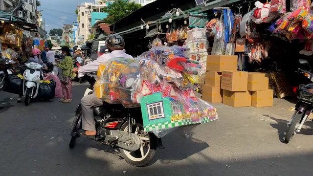 Chợ vàng mã ở TP Hồ Chí Minh nhộn nhịp trước dịp rằm tháng 7 - Ảnh 9.