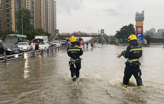 Trung Quốc sơ tán hơn 80.000 người dân do mưa lớn - Ảnh 1.