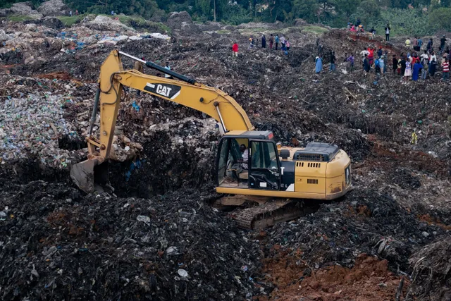 Số người tử vong trong vụ sạt lở bãi rác ở Uganda tăng lên 21  - Ảnh 2.