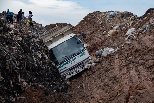 Số người tử vong trong vụ sạt lở bãi rác ở Uganda tăng lên 21  - Ảnh 1.