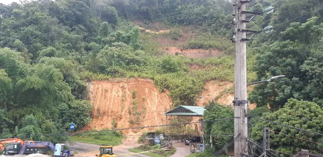 Thị trấn Tuần Giáo (Điện Biên) di dời dân và tạm dừng lưu thông do nguy cơ sạt lở - Ảnh 1.