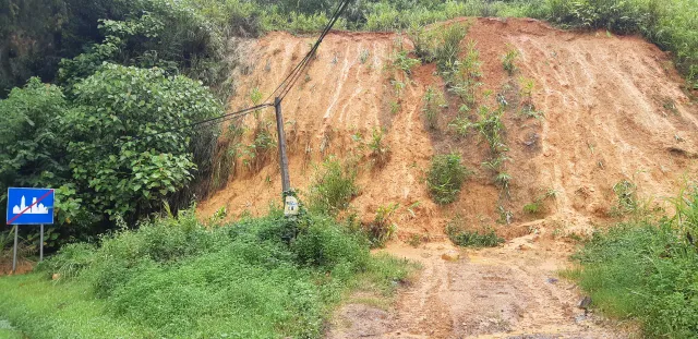 Thị trấn Tuần Giáo (Điện Biên) di dời dân và tạm dừng lưu thông do nguy cơ sạt lở - Ảnh 2.