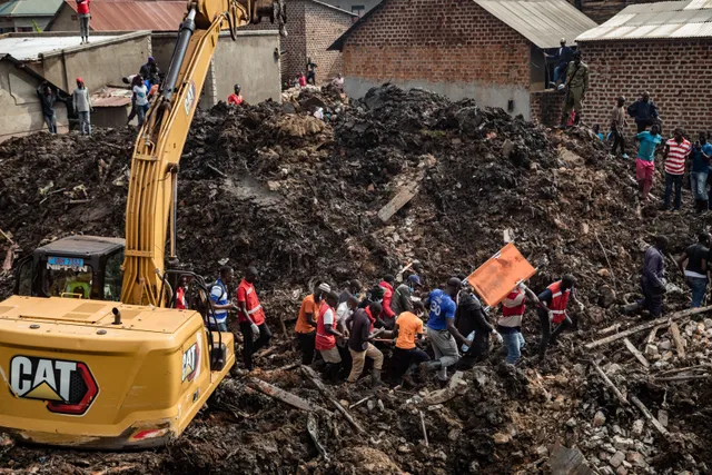 Sạt lở bãi rác ở Uganda khiến 24 người tử vong, nhiều người bị chôn vùi - Ảnh 1.