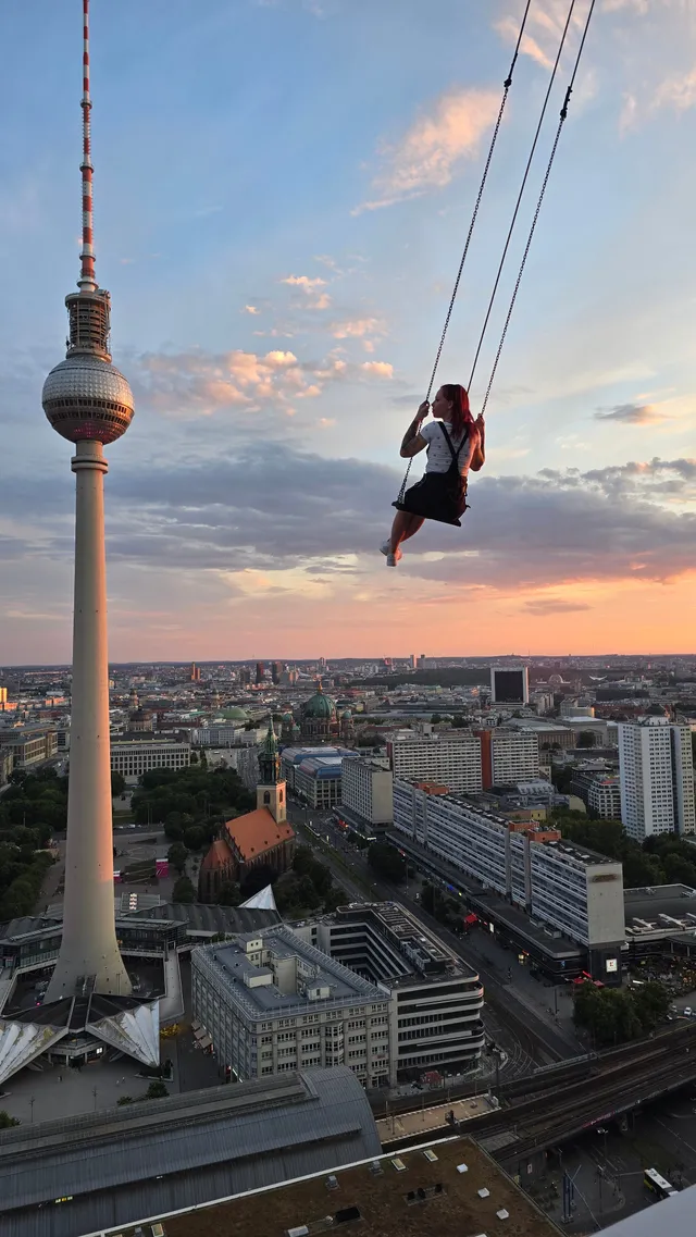 Trải nghiệm bay qua Berlin trên xích đu cao nhất châu Âu - Ảnh 2.