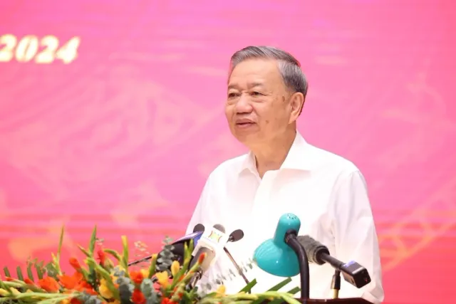 Top leader demands Hanoi to make stronger efforts to fulfill special role - Ảnh 1.