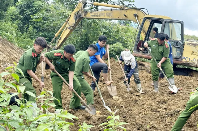 Xây gần 200 ngôi nhà cho người dân mất nơi ở do mưa lũ, sạt lở - Ảnh 1.