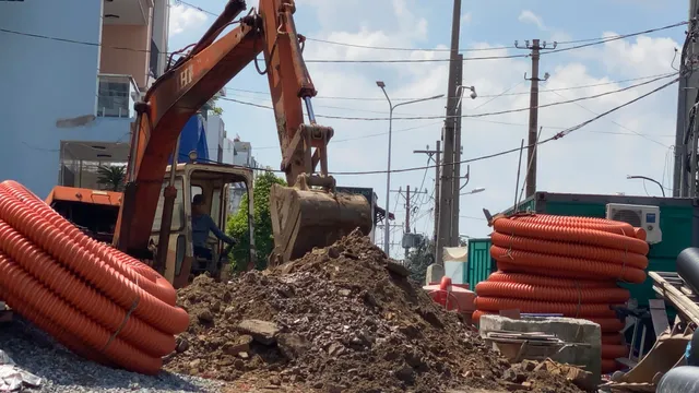 Cận cảnh thi công mở rộng tuyến đường từng là nỗi ám ảnh kẹt xe ở TP Hồ Chí Minh - Ảnh 10.