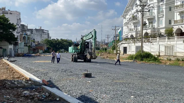 Cận cảnh thi công mở rộng tuyến đường từng là nỗi ám ảnh kẹt xe ở TP Hồ Chí Minh - Ảnh 2.