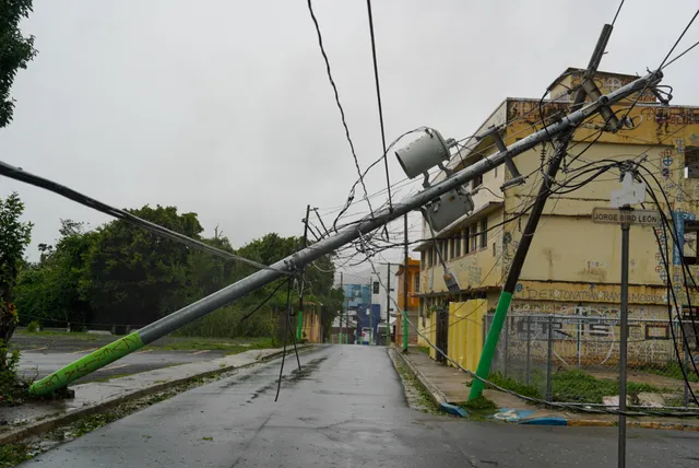 Bão Ernesto tiến gần đến Bermuda khi tình trạng mất điện ở Puerto Rico vẫn tiếp diễn - Ảnh 1.