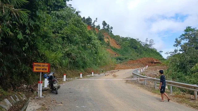 Quốc lộ 4H sạt lở lớn, chia cắt Lai Châu và Điện Biên - Ảnh 2.