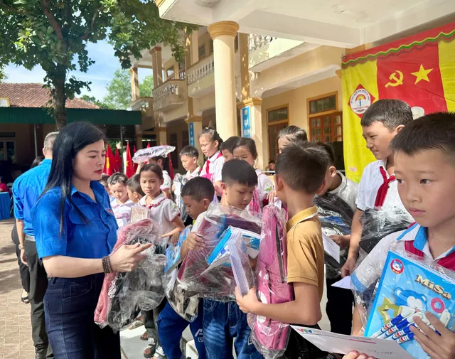 Thanh niên VTV tiếp sức cho học sinh có hoàn cảnh khó khăn đến trường - Ảnh 1.