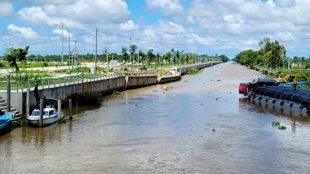 Kiên Giang: Bờ kè 80 tỷ đồng sạt lở sau 5 tháng đưa vào sử dụng - Ảnh 1.