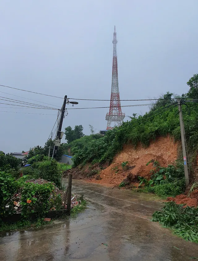 Thái Nguyên: di dời khẩn cấp hàng chục hộ dân trong vùng nguy cơ sạt lở cao - Ảnh 2.