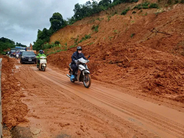 Điện Biên: Nhiều tuyến giao thông tắc nghẽn do sạt lở, ngập úng - Ảnh 7.