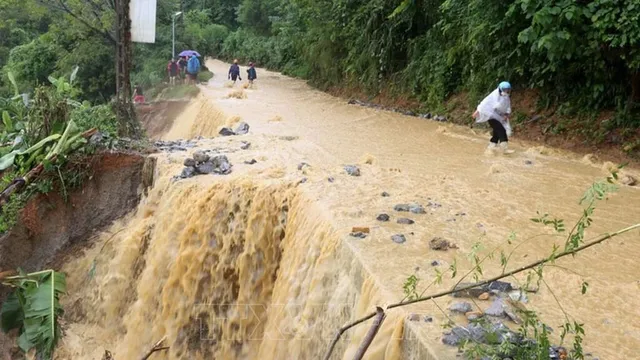 Thời tiết ngày 25/8: Bắc Bộ, Thanh Hóa, Nghệ An nguy cơ cao lũ quét, sạt lở đất - Ảnh 1.