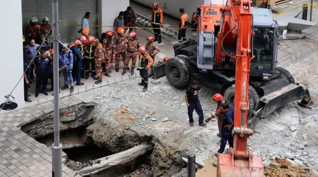 Vỉa hè bất ngờ sụt thành hố sâu 8 mét ở Kuala Lumpur (Malaysia), du khách Ấn Độ rơi xuống mất tích - Ảnh 1.