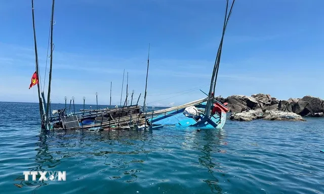 Bình Định: Xuất bến phương tiện để hỗ trợ tàu cá đang bị hỏng máy trên biển - Ảnh 1.