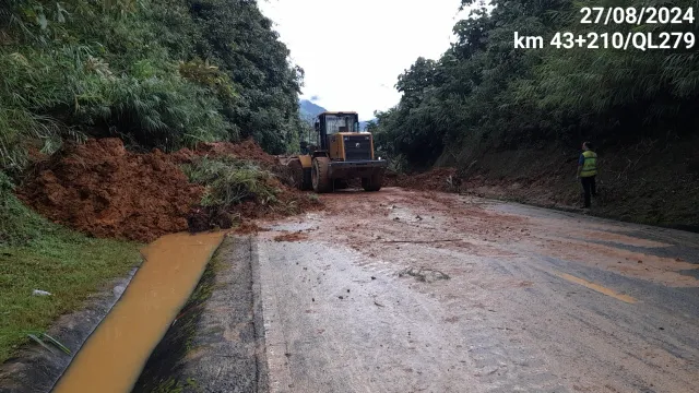 Điện Biên: Tiếp tục sạt trượt trên nhiều tuyến giao thông quan trọng - Ảnh 2.