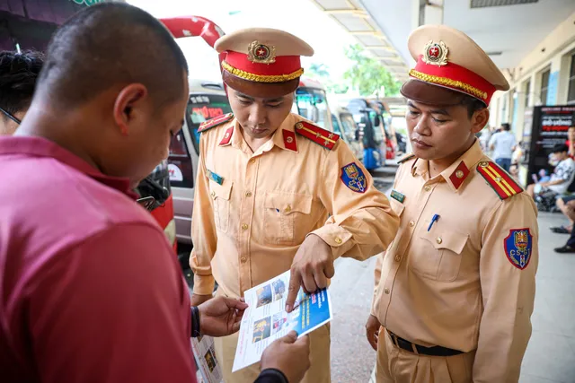 CSGT Hà Nội xử lý nghiêm xe ôm chèo kéo khách trên Vành đai 3 - Ảnh 2.