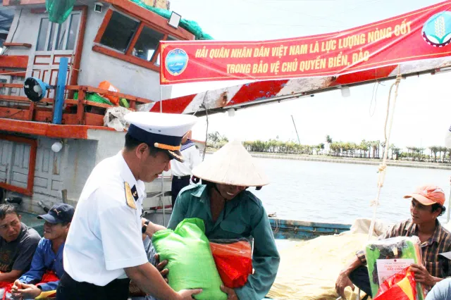 Hải quân Việt Nam làm điểm tựa cho ngư dân vươn khơi bám biển - Ảnh 3.