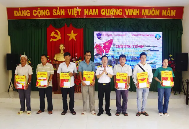 Vùng 2 Hải quân tặng cờ Tổ quốc, áo phao cho ngư dân Bình Định - Ảnh 1.