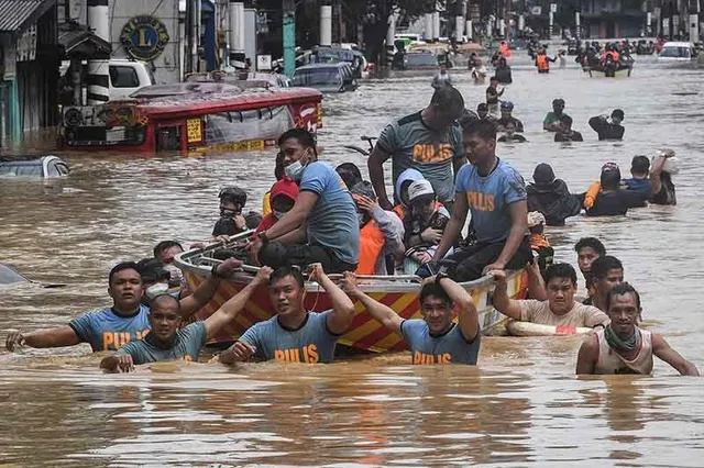 Mưa lũ gây ngập lụt tại Philippines, trường học và công sở phải đóng cửa - Ảnh 1.