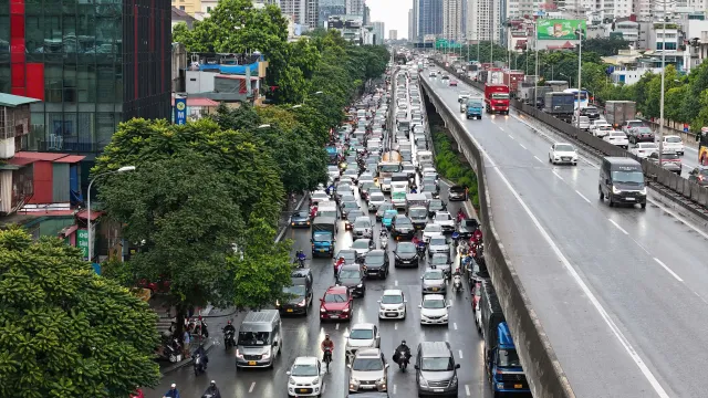 Đường phố Hà Nội ùn tắc trong sáng ngày làm việc cuối cùng trước nghỉ lễ 2/9 - Ảnh 10. Đường phố Hà Nội ùn tắc trong sáng ngày làm việc cuối cùng trước nghỉ lễ 2/9 - Ảnh 10.