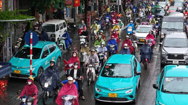 Đường phố Hà Nội ùn tắc trong sáng ngày làm việc cuối cùng trước nghỉ lễ 2/9 - Ảnh 4. Đường phố Hà Nội ùn tắc trong sáng ngày làm việc cuối cùng trước nghỉ lễ 2/9 - Ảnh 4.