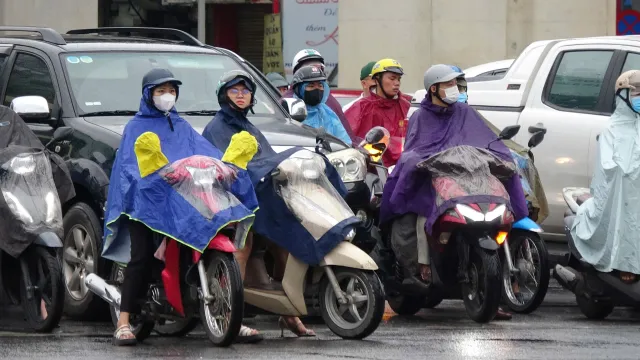 Đường phố Hà Nội ùn tắc trong sáng ngày làm việc cuối cùng trước nghỉ lễ 2/9 - Ảnh 9. Đường phố Hà Nội ùn tắc trong sáng ngày làm việc cuối cùng trước nghỉ lễ 2/9 - Ảnh 9.