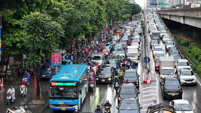 Đường phố Hà Nội ùn tắc trong sáng ngày làm việc cuối cùng trước nghỉ lễ 2/9 - Ảnh 3. Đường phố Hà Nội ùn tắc trong sáng ngày làm việc cuối cùng trước nghỉ lễ 2/9 - Ảnh 3.