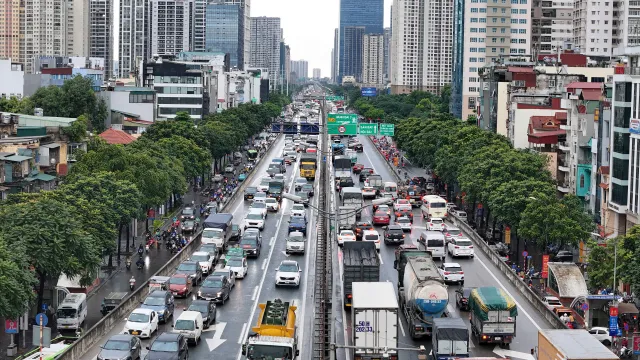 Đường phố Hà Nội ùn tắc trong sáng ngày làm việc cuối cùng trước nghỉ lễ 2/9 - Ảnh 5. Đường phố Hà Nội ùn tắc trong sáng ngày làm việc cuối cùng trước nghỉ lễ 2/9 - Ảnh 5.