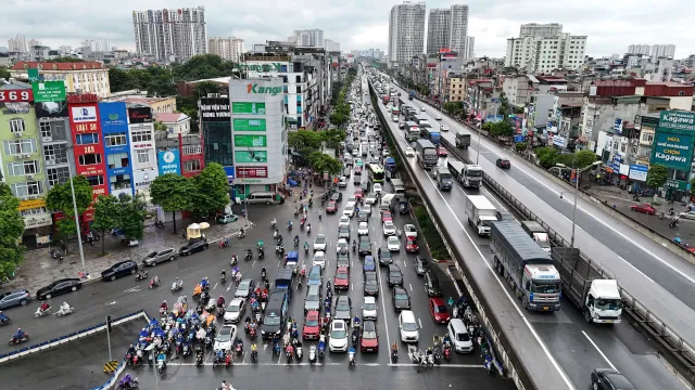 Đường phố Hà Nội ùn tắc trong sáng ngày làm việc cuối cùng trước nghỉ lễ 2/9 - Ảnh 1. Đường phố Hà Nội ùn tắc trong sáng ngày làm việc cuối cùng trước nghỉ lễ 2/9 - Ảnh 1.