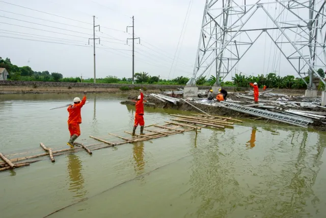 Khắc phục hệ thống điện và viễn thông tại vùng thiên tai - Ảnh 1.