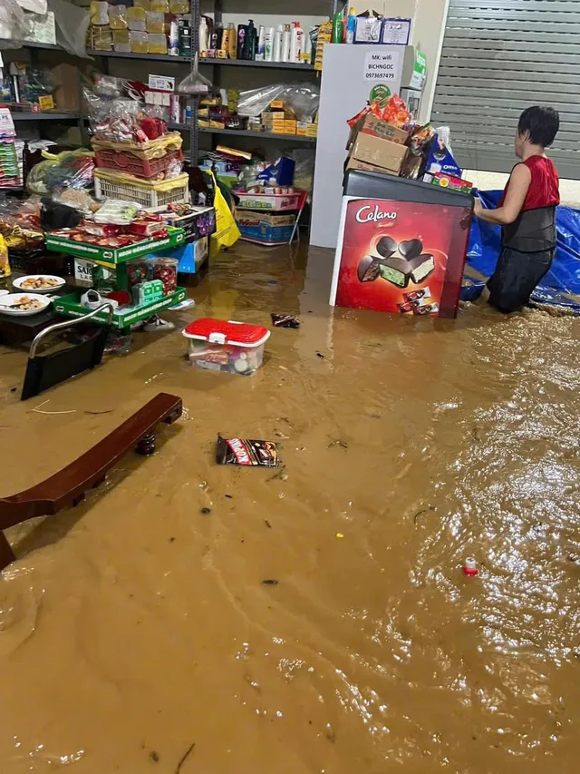 Lào Cai: Nhiều khu vực ngập sâu sau trận mưa lớn - Ảnh 8.