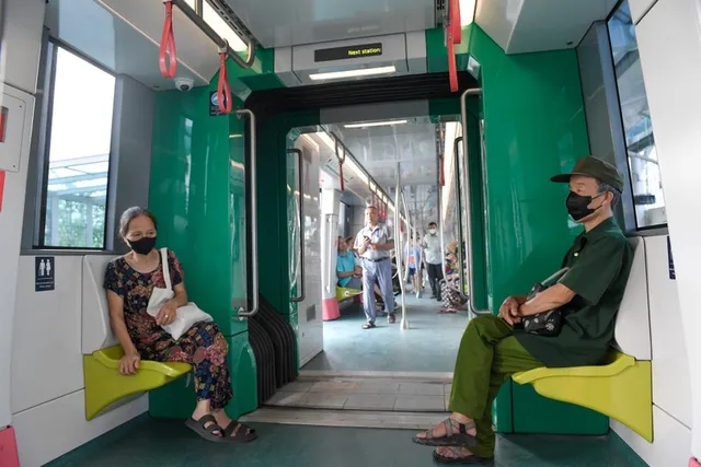 In Pictures: Nhon-Hanoi Station metro line on first day of operation - Ảnh 7.