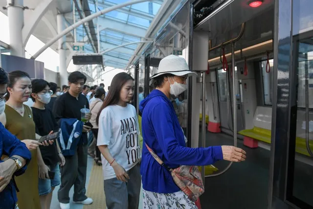 In Pictures: Nhon-Hanoi Station metro line on first day of operation - Ảnh 5.