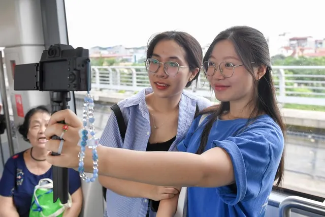 In Pictures: Nhon-Hanoi Station metro line on first day of operation - Ảnh 6.