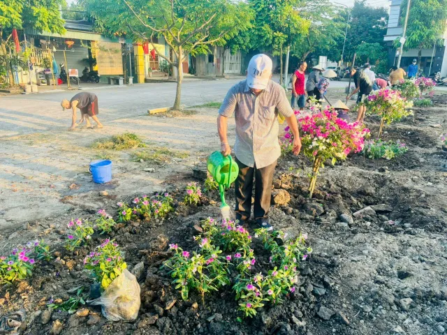 Quảng Ninh: Nhân dân hưởng ứng cùng nhau trồng hàng chục đường hoa dịp Quốc khánh mùng 2/9 - Ảnh 2.