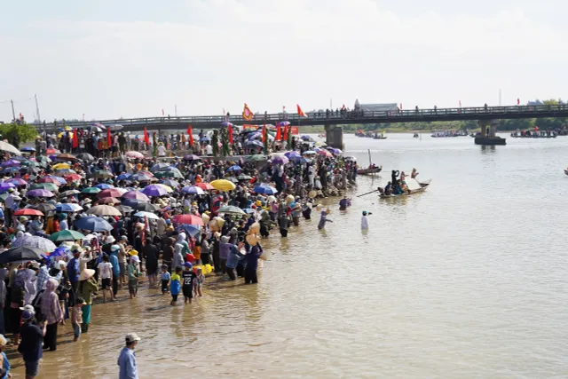 Tưng bừng Lễ hội Đua thuyền truyền thống trên sông Nhật Lệ mừng Tết Độc lập - Ảnh 10.