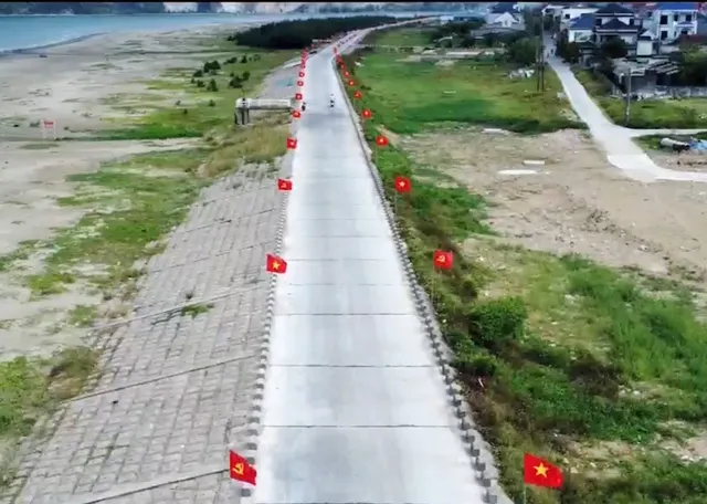 Hà Tĩnh: Đê biển dài hơn 2km rợp cờ đỏ sao vàng - Ảnh 1.