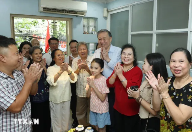 Tổng Bí thư, Chủ tịch nước Tô Lâm thăm gia đình tác giả Quốc ca và Quốc huy - Ảnh 5.