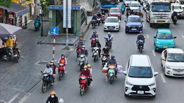 Nội đô Hà Nội thông thoáng, cửa ngõ ùn tắc kéo dài trong ngày nghỉ lễ cuối cùng - Ảnh 4.