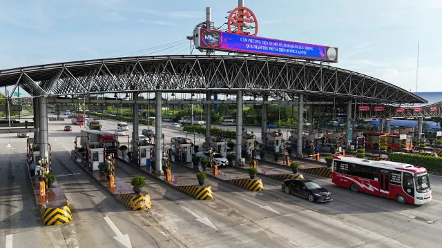 Nội đô Hà Nội thông thoáng, cửa ngõ ùn tắc kéo dài trong ngày nghỉ lễ cuối cùng - Ảnh 9.