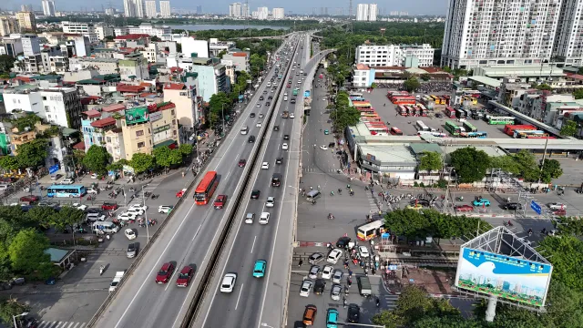 Nội đô Hà Nội thông thoáng, cửa ngõ ùn tắc kéo dài trong ngày nghỉ lễ cuối cùng - Ảnh 1.