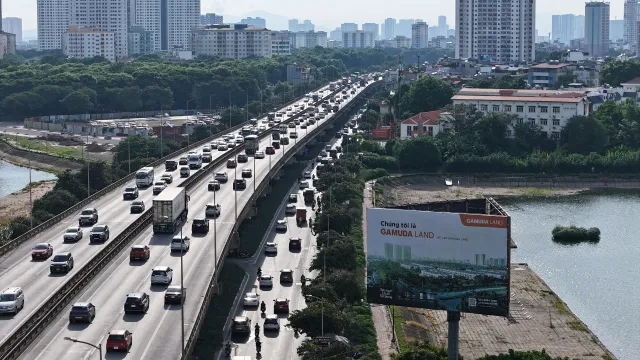 Nội đô Hà Nội thông thoáng, cửa ngõ ùn tắc kéo dài trong ngày nghỉ lễ cuối cùng - Ảnh 2.