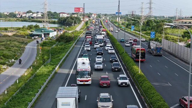 Nội đô Hà Nội thông thoáng, cửa ngõ ùn tắc kéo dài trong ngày nghỉ lễ cuối cùng - Ảnh 7.