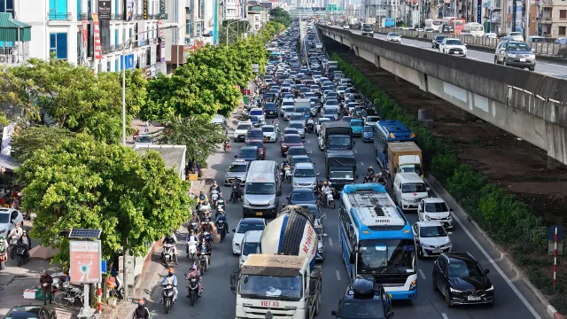 Nội đô Hà Nội thông thoáng, cửa ngõ ùn tắc kéo dài trong ngày nghỉ lễ cuối cùng - Ảnh 5.