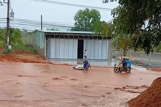 Bình Thuận: Mưa lớn, cát đỏ tiếp tục tràn xuống đường cản trở giao thông - Ảnh 2.