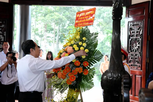 Chủ tịch Quốc hội Trần Thanh Mẫn dâng hương tưởng nhớ các tiền bối cách mạng - Ảnh 1.